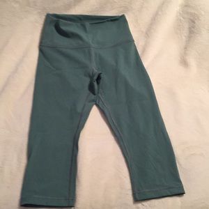 Lululemon size 6 frosted pine 17” capris